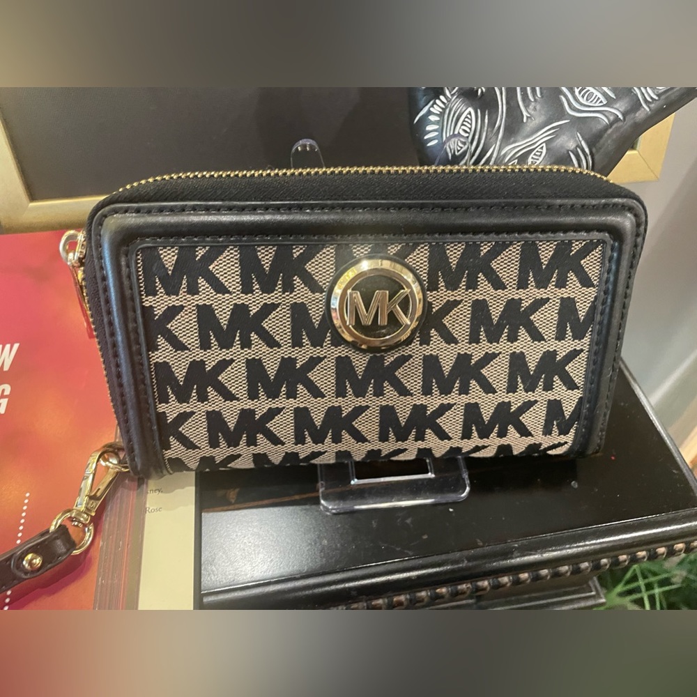 EUC Michael Kors Zip Wallet w/strap - Picture 5 of 17